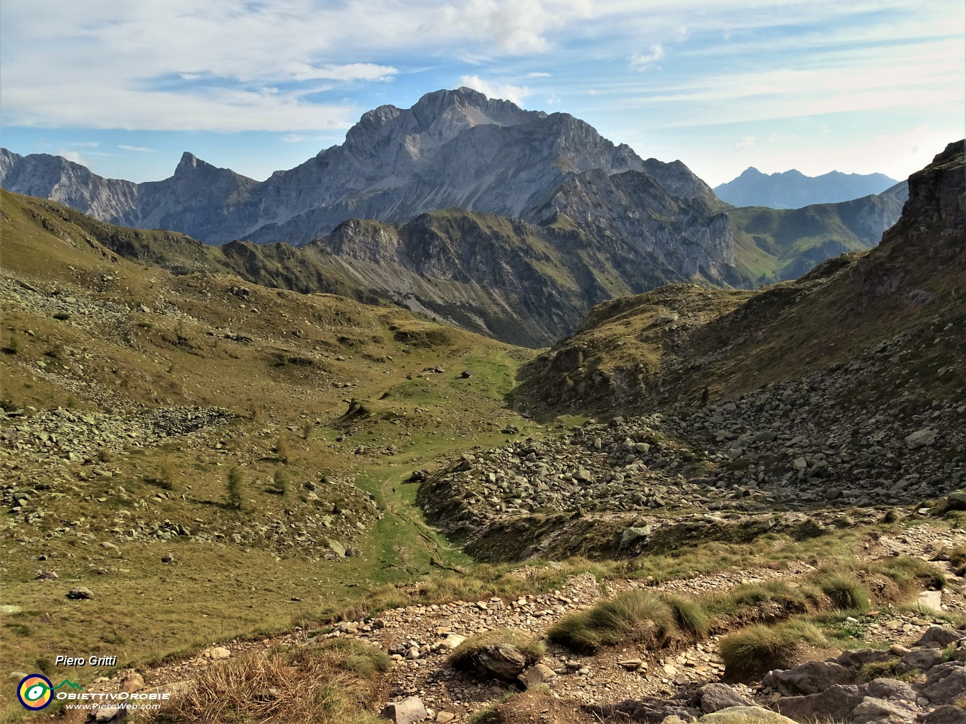 81 Scendendo dal Passo di Mezzeno (2044 m) sul sent. 215 alla conca di Mezzeno.JPG